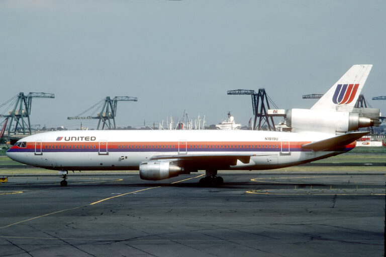 N1819U_McDonnell_Douglas_DC-10-10_United_Airlines,_Newark_International_Airport_1980