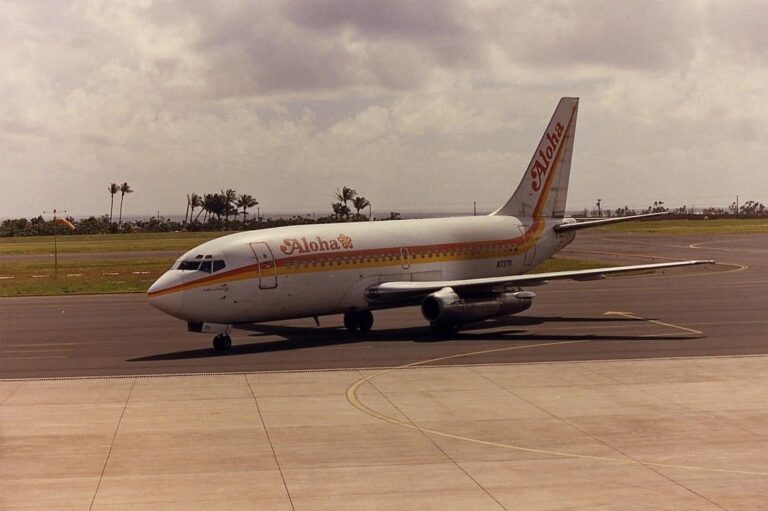 N73711_Aloha_Airlines_Boeing_737-297,_Kahului_Airport_February_1988