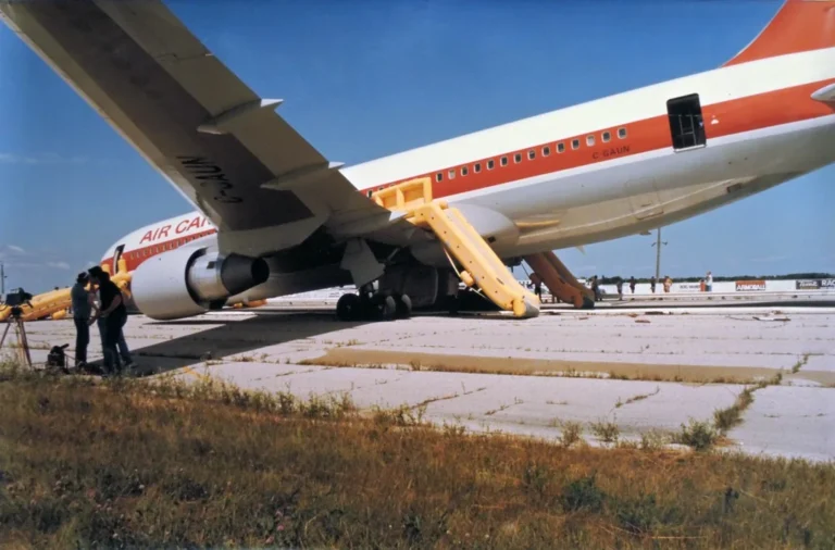 gimli-glider-in-1983-air-canada-flight-143-a-boeing-767-v0-4bbn6rml7ikg1