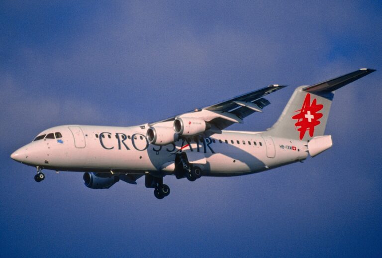 1920px-139at_-_Crossair_Avro_RJ_100;_HB-IXM@ZRH;21.07