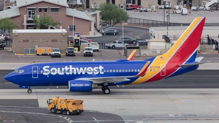 1920px-Southwest_Airlines_737-700_N772SW_at_Phoenix_Sky_Harbor_International_Airport
