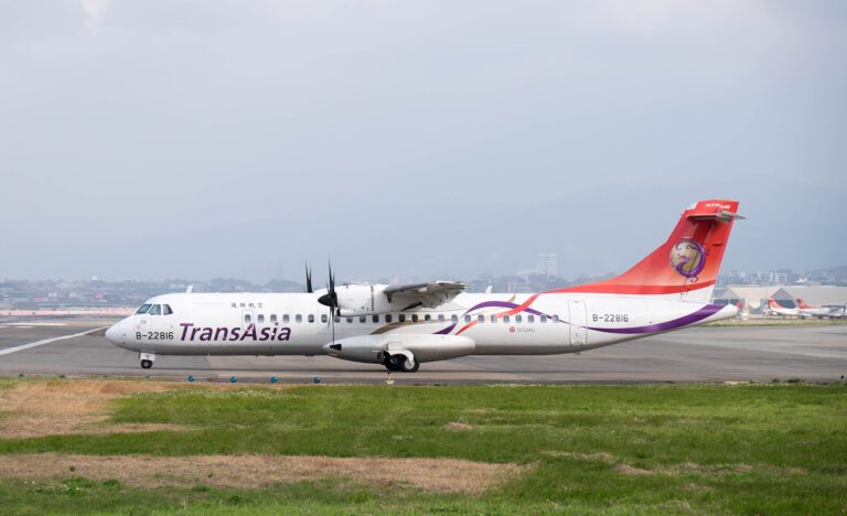 1920px-TransAsia_Airways_ATR_72-212A_B-22816_Departing_from_Taipei_Songshan_Airport_20150101c_(cropped)
