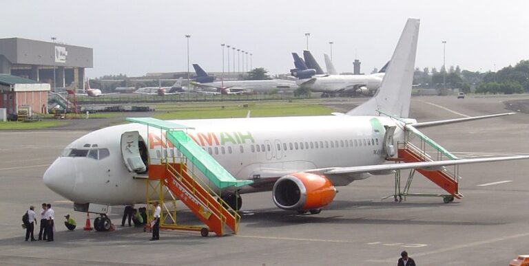 Adam_Air_Boeing_737-4Q8_PK-KKW